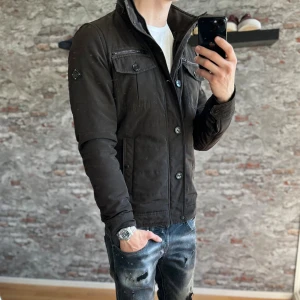 J.lindeberg Field Jacket - Mycket fint skick, inga defekter. Storlek M passar dig som är mellan 178-188cm. Nypris ca 3500kr. Modellen är 185 cm, 79 kg. Passar bra nu till sen sommar/höst. Skriv för mer information!🤝