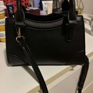 Snygg vardaglig svart väska - Söt väska att ha till vardags, ny