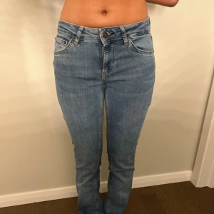 Lågmidjade bootcut Zara jeans  - Lowwaist bootcut jeans från Zara storlek 34. Tror dom heter nått med ZW