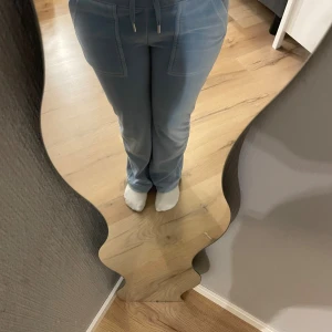 Ljusblå mjukisbyxor Juicy Couture XXS - Blåa juicy conture byxor i färgen ljusblå. Det är i storlek xxs men är uppsydda så passar ungefär det som är 156-158. Byxorna har även en liten foundation fläck men syns inte så mycket. Står inte för frakten eller postens slarv!