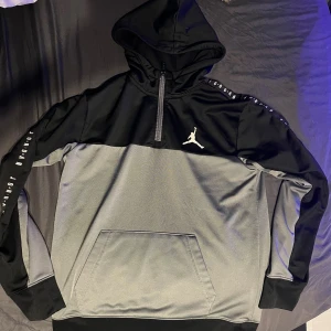 Hoodie   - Säljer min Jordan hoodie eftersom den är för liten för mig. Den är ganska använd men inget som man märker sådär det enda är att märket (benet) har lossnat lite men it så att det försvinner när man tvättar osv.