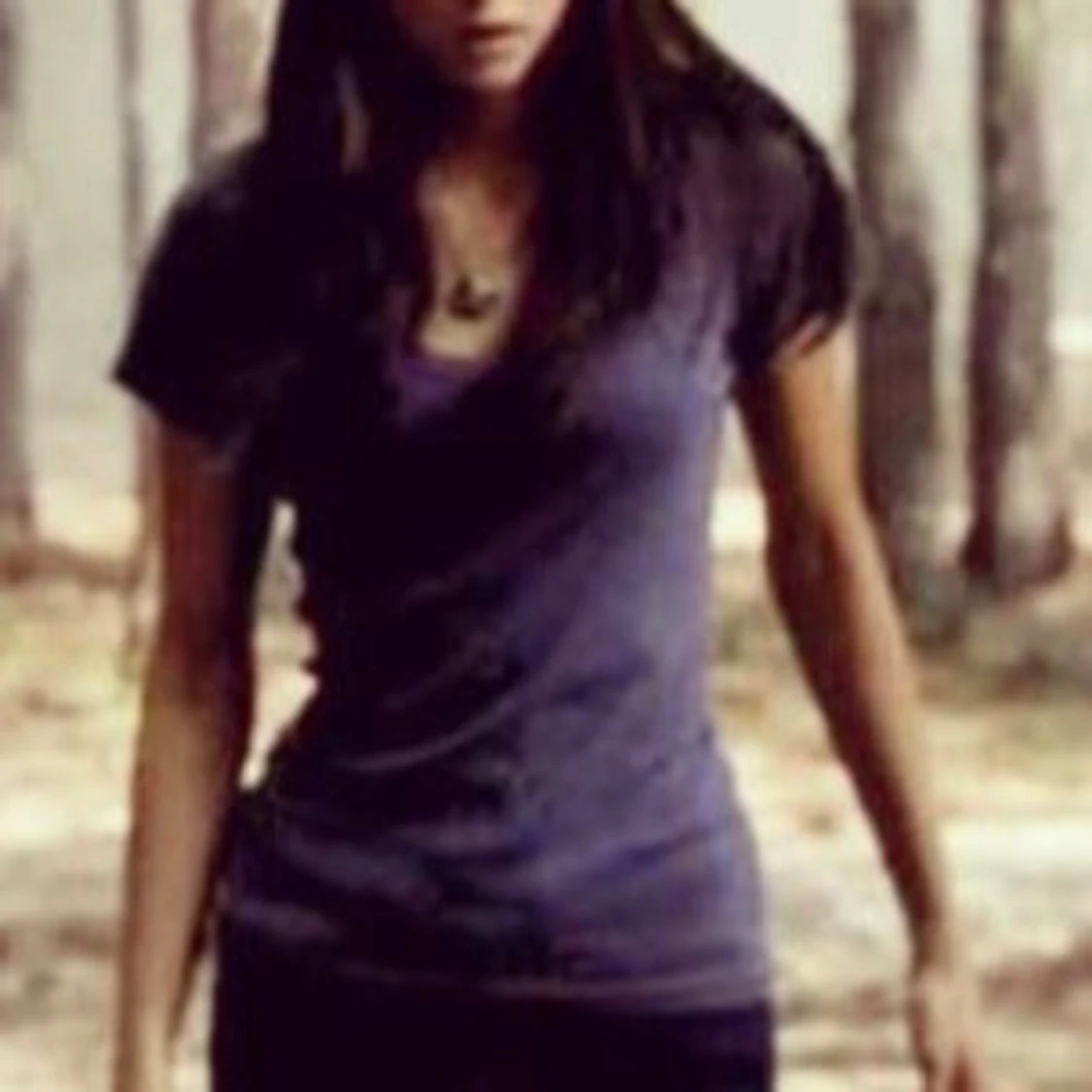 Mörklila v-ringad t-shirt SÖKER!!!!! - 1