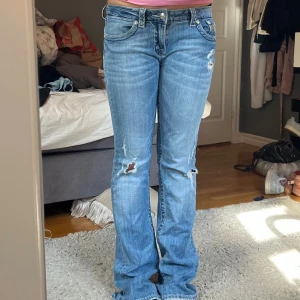 Ljusblåa miss me jeans - Säljer dessa jättefina ljusblåa miss me jeans då de tyvärr är lite för stora för mig. De är endast använda tre gånger. Jeansen är i storlek w31, midjemåttet rakt över är 42cm och innerbenslängden 88-89cm. Priset kan diskuteras vid snabb affär!