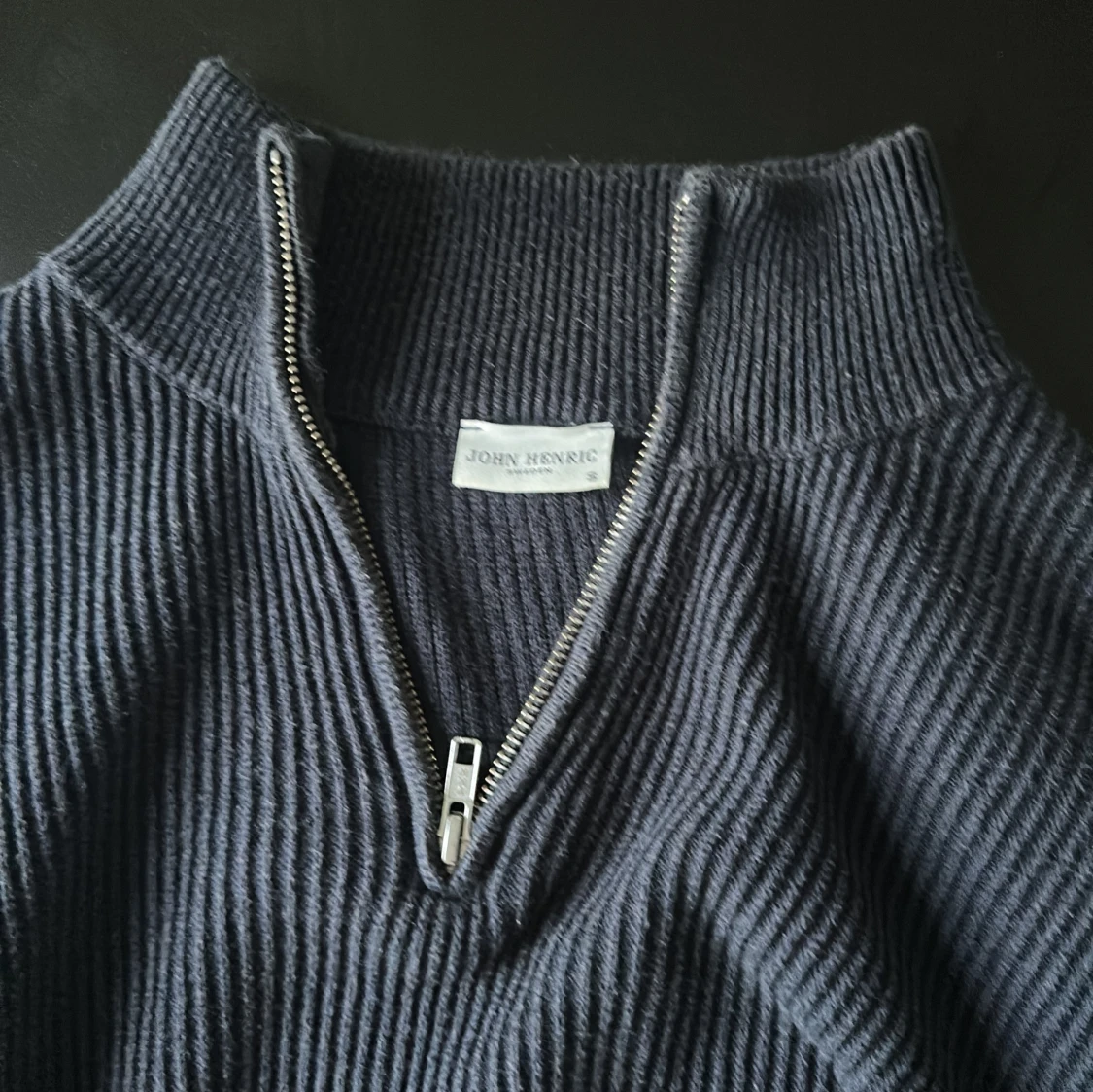 Mörkblå stickad half zip från John Henric - 2