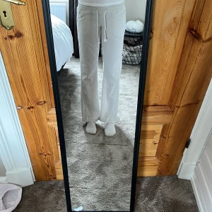 Linnebyxor från Roxy i beige XS - Snygga och luftiga linnebyxor från Roxy i beige. Byxorna har låg midja med resår och snörning, raka ben och sidfickor. Perfekta för en chill och avslappnad stil. Materialet är linne som ger en skön känsla och snyggt fall. Behövs strykas. Nypris 499