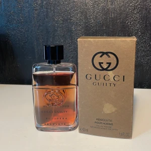 Gucci Guilty Absolute Pour Homme 50ml - Gucci Guilty Absolute Pour Homme är en lyxig herrparfym i en stilren, rektangulär glasflaska med svart kork. Doften har en varm bärnstensfärgad vätska och flaskan pryds av Guccis ikoniska logga. Kommer med originalkartong i brunt papper.pris kan diskuteras!