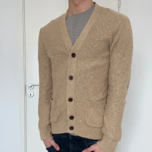 Tommy Hilfiger stickad cardigan  - Stickad cardigan från Hilfiger, as fet i toppskick, priset kan såklart diskuteras!