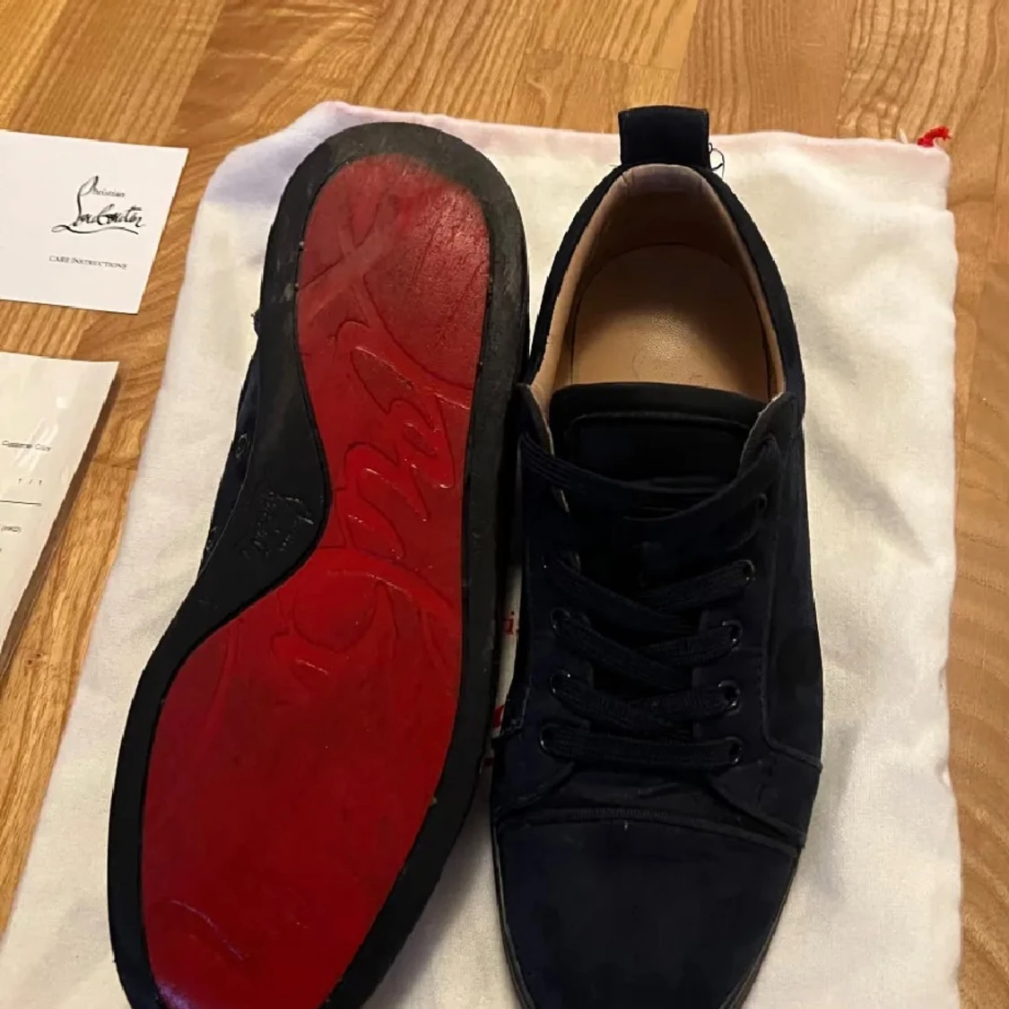 Mörkblå mocka sneakers från Louboutin