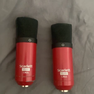 Scarlett studio CM25 mikrofon  -  två röda Scarlett Studio CM25-mikrofoner perfekt för att spela in vokaler på ett proffsigt sätt för ett bra pris.      Säljs styckvis! 