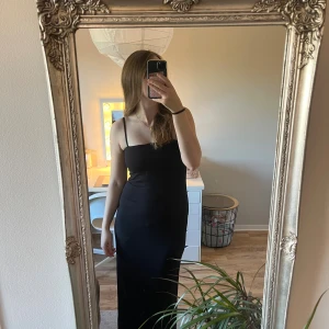 Maxi klänning  - Jättefin svart maxi klänning med smala band och jättelång. Är 176 och den räcker ner till fötterna! Är i stl. Xs men passar mig som är M