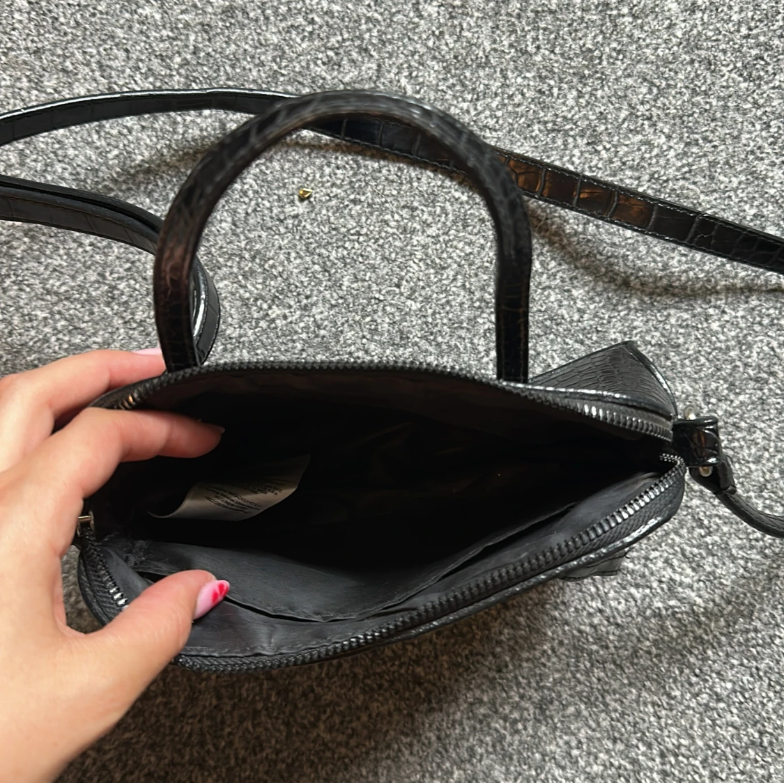 Svart axelväska med krokoprägling - 1