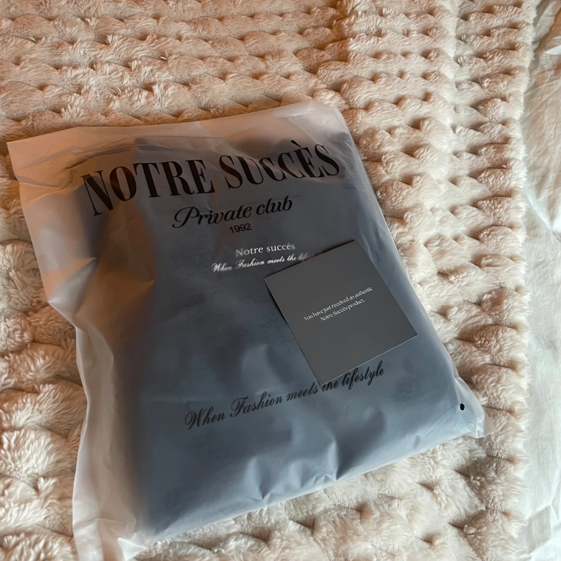 Marinblå Notre Succès hoodie med tryck - 4