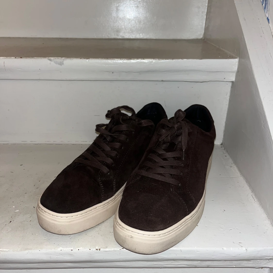 Bruna vagabond mockasneakers med vit sula - 1