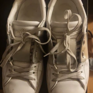 Valentinos  - Säljer mina silvriga valentio skor då dom inte passar mig längre och kommer aldrig till andvändning. Fler bilder kan visas. Går inte ner i pris