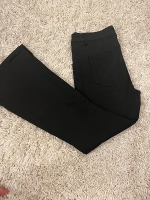 Svarta bootcut byxor med fickor - Säljer dessa fina jeansen från Vero Moda, de är i storlek XL i längden 30 (längd:Short), jag har använt dessa jeans i ungefär 10 gånger, de passar rätt så bra. Jeansen är Midwaist! 