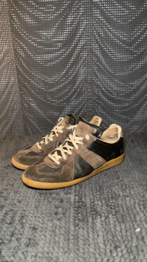 Maison margiela GATS - Tjena🙋🏽‍♂️ säljer ett par riktigt schyssta Gats i en unik colorway! Skorna är lite slitna som man ser på bilderna och har skador i hälarna och allmänt använda, men har forfarande mycket användning kvar!! Endast skorna ingår. Hör gärna av dig Vid frågor eller annat!🙌🏼