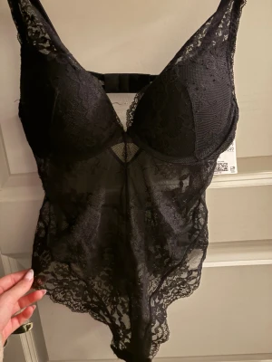 h&m body - jättefin body från h&m som är oanvänd, bara testad🤍