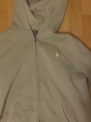 Beige polo Ralph Lauren - Bara använd 4 gånger. För liten för mig