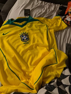 Ingen sko på bilden - Bilderna visar en gul och grön Brasilien fotbollströja från Nike, inte några skor. Ingen skobeskrivning kan ges.