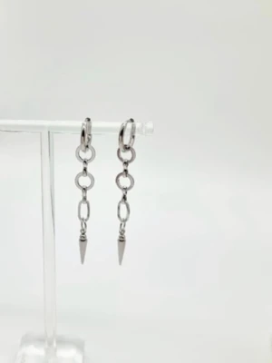 Örhängen  - Säljer dessa snygga handgjorda örhängen 🎀 rostfritt stål Längd 6,5 cm