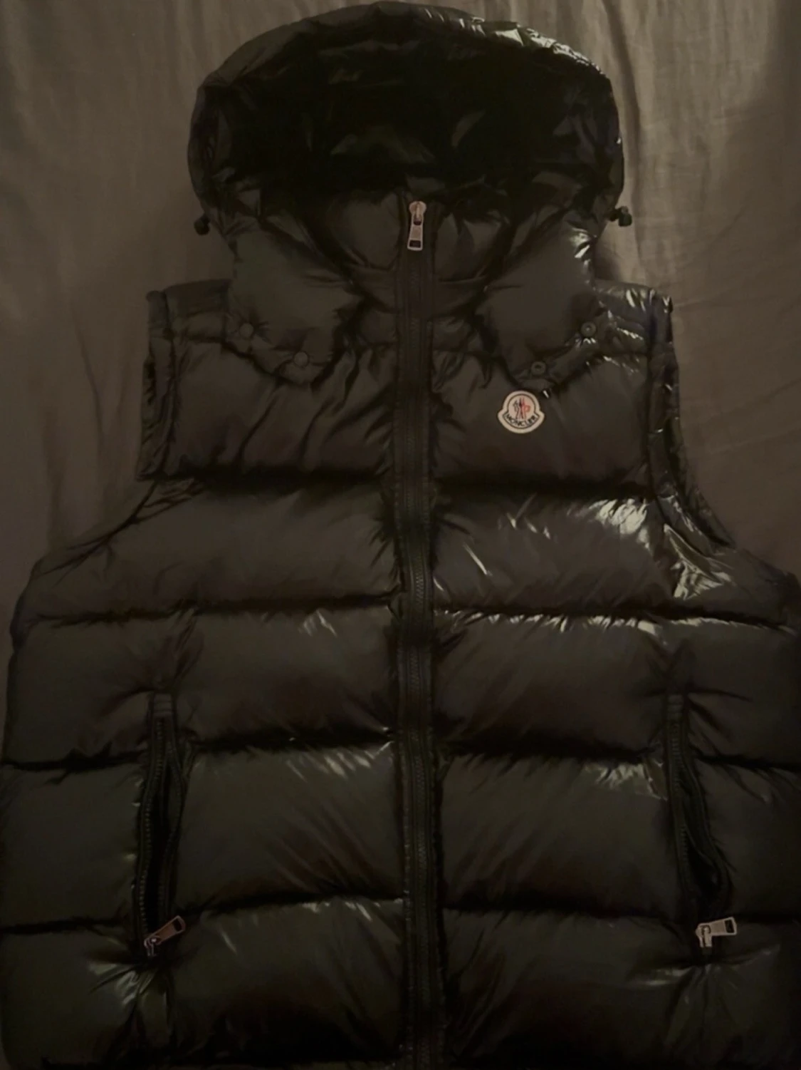 Svart dunväst från Moncler med huva
