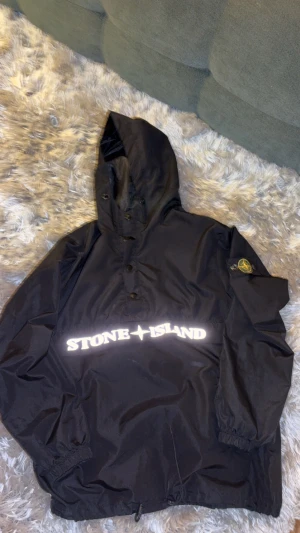 Svart jacka från Stone Island - Tja jag säljer ni min svarta stone Island jacka i storlek L, den är väldigt bra om det är kallt ute och om du vill ha en snygg jacka, pris är ej hugget i sten