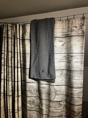 Ralph Lauren - Snygg grå stickad halsduk från Polo Ralph Lauren i mjuk och tvättbar merinoull. Andvänd men frf bra skick, nypris cirka 1500kr