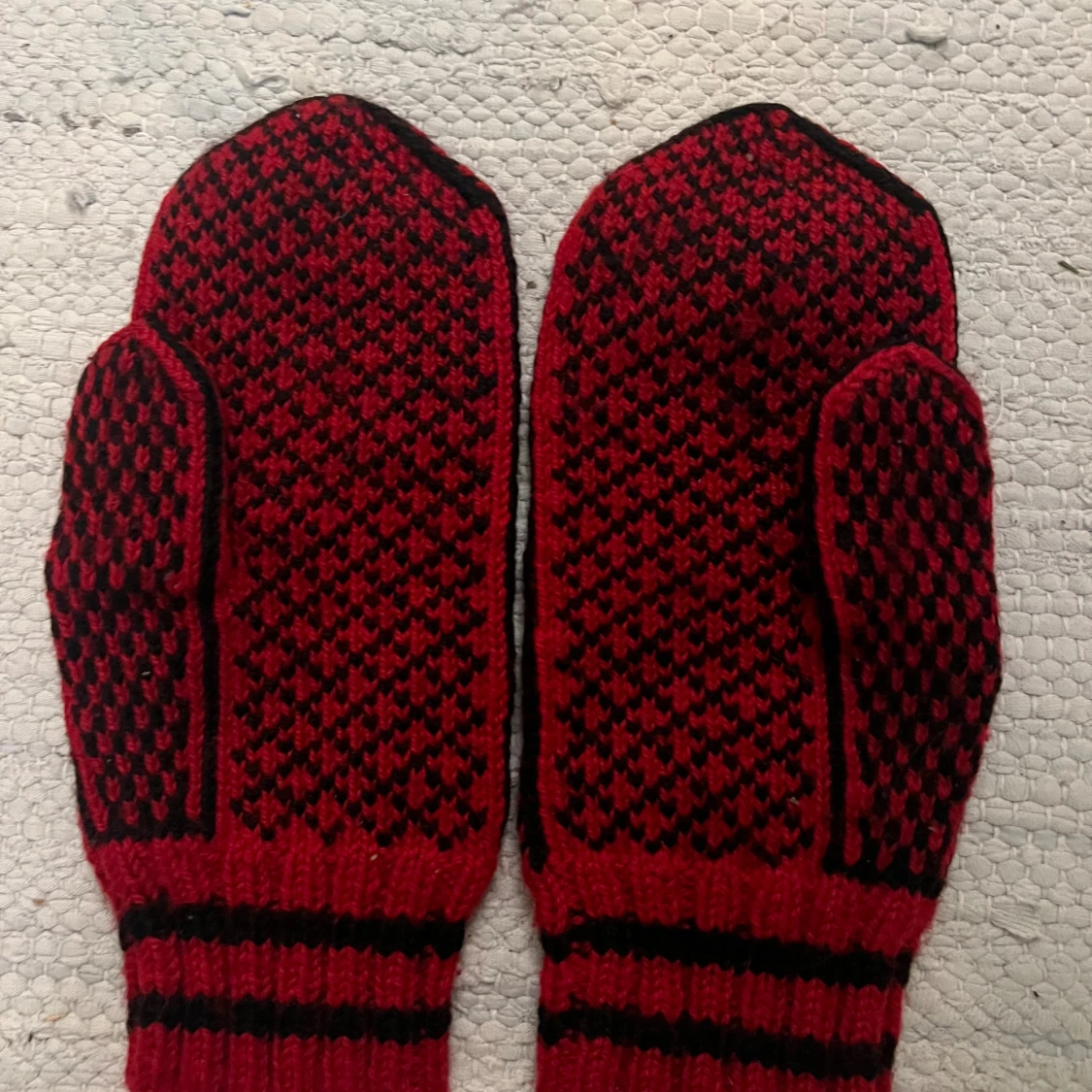 Röda och svarta stickade vantar - 4