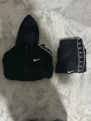 Nike tracksuit  - Säljer en Nike dress som är väldigt fin. Jag har vuxit ur storleken men annars var detta en dress som låg bland favoriterna enligt mig. 