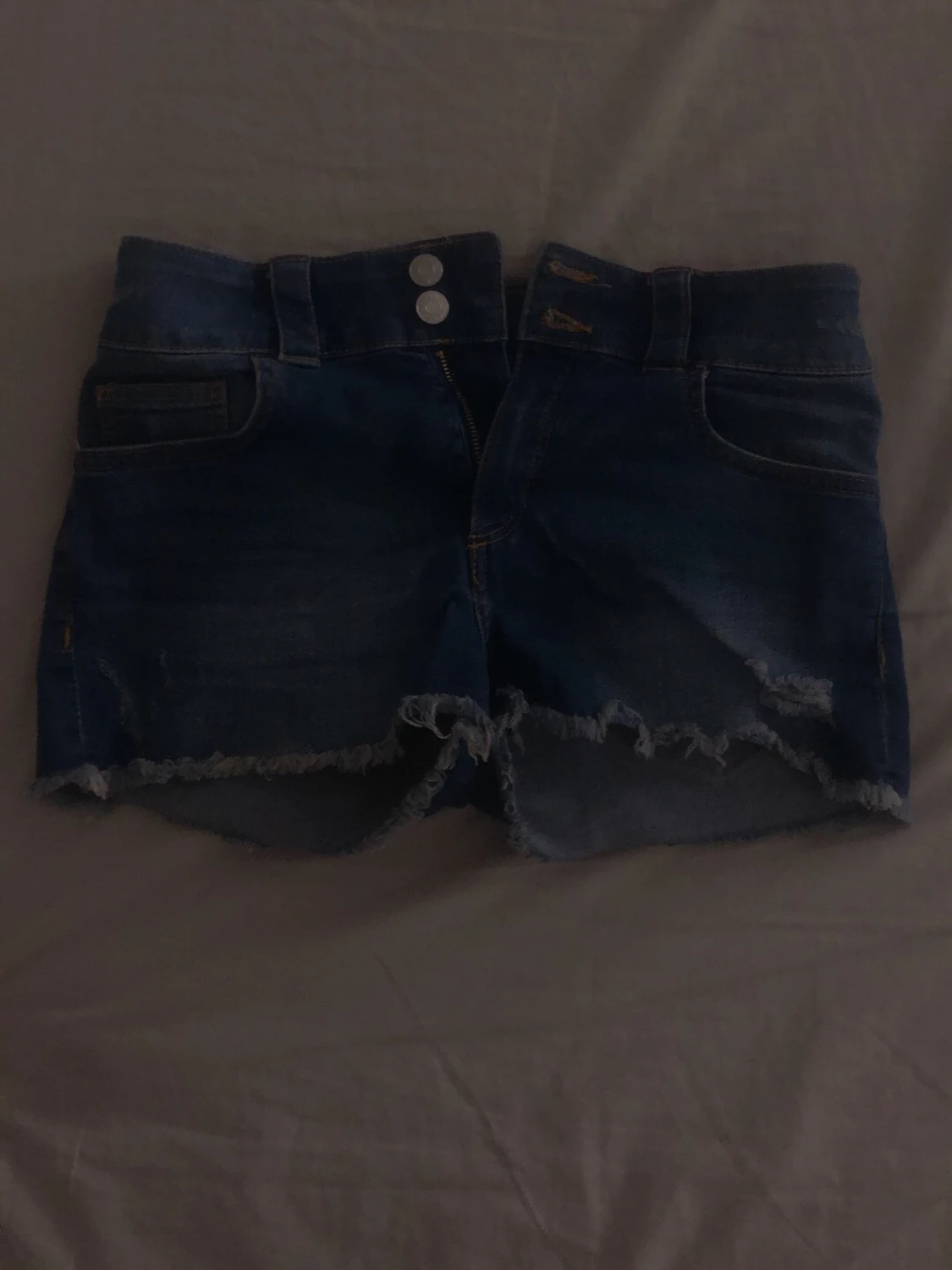 Blå jeansshorts med fransig kant