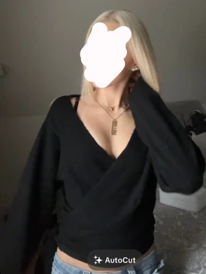 Svart omlott kofta med v-ringning - Säljer denna jättefina omlott koftan. Osäker på märket, använd någon enstaka gång. Storlek xs 