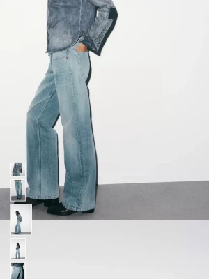  Wide Jeans ljusblå - Säljer ett par  jeans i ljusblå tvätt med breda ben och klassisk femficksdesign. Jeansen har hög midja och är tillverkade i slitstarkt denimmaterial. Perfekt för dig som gillar en loose och avslappnad stil.