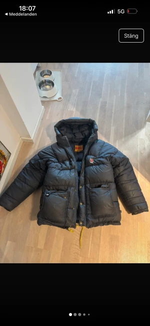 Blå Fjällräven jacka  - Säljer denna underbara vinterjacka från Fjällräven då den tyvärr inte kommer till användning länge. I använt skick (som man ser på bilderna) men inget man tänker på! Därav priset då nypris är 7000kr.  