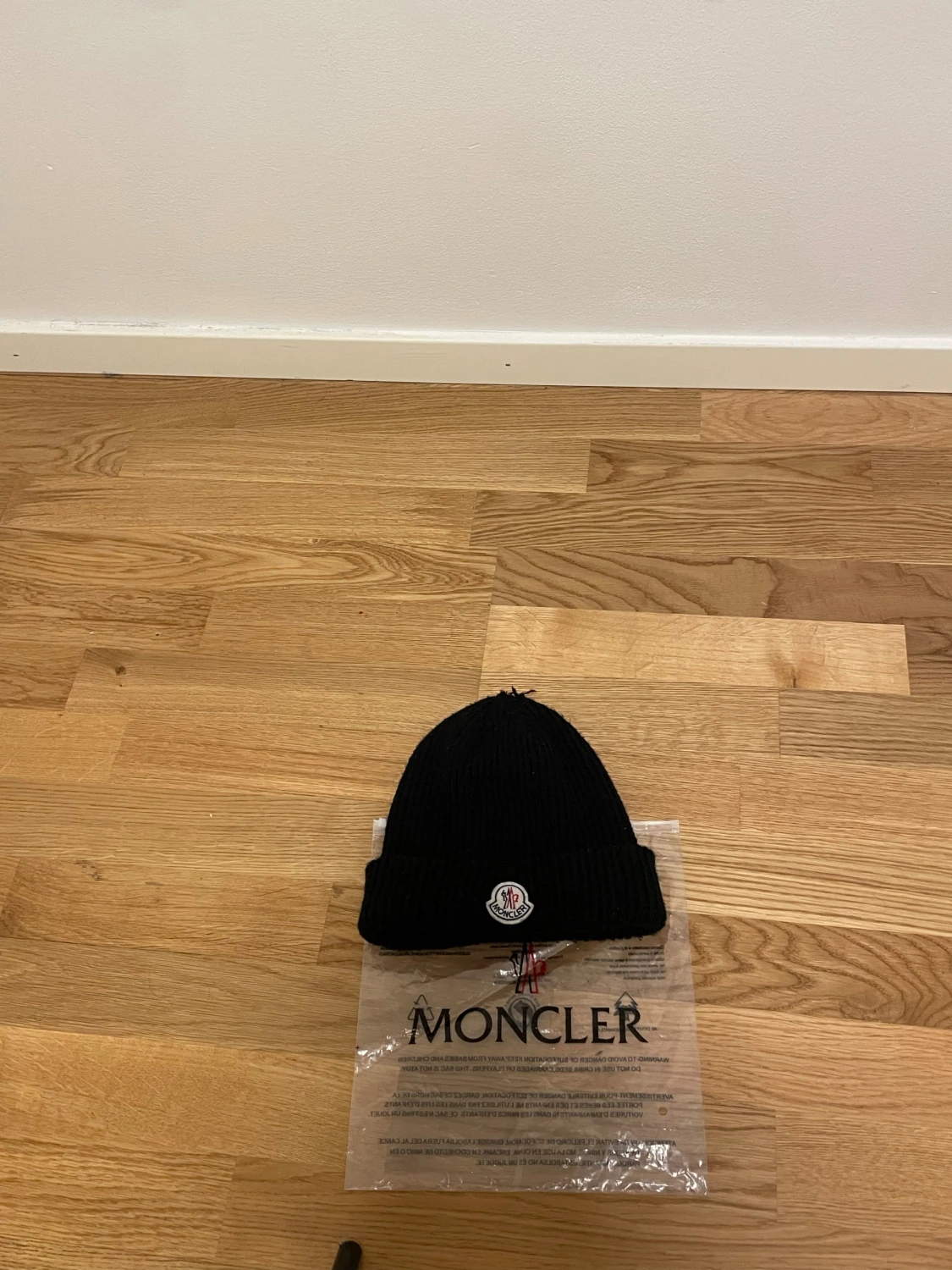 Svart Moncler mössa 
