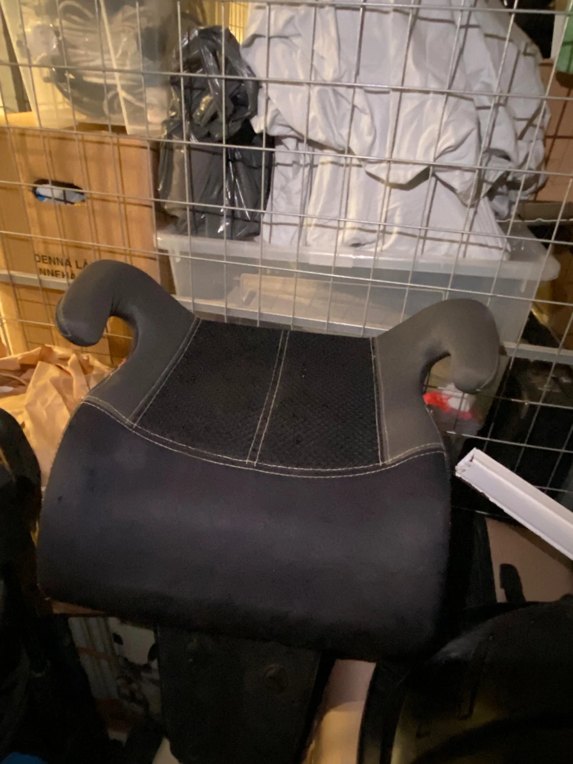 Svart rutig bilbarnstol med armstöd - 2