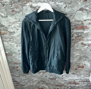 Massimo dutti cardigan  - Snygg svart vindjacka med huva och dragkedja framtill. Enkel och stilren design som funkar till jeans och t-shirt.