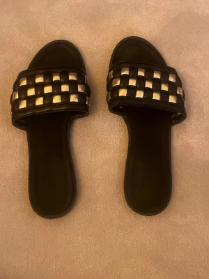 Slip-ins i storlek 38 - Säljer dessa tofflor från Anna Field i storlek 38