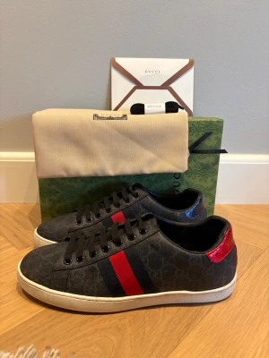 Gucci ace  - Säljer ett par gucci ace skor i storlek 43 i jätte bra skick du får med box,dustbag,kort,extra snören och brev har du frågor hör av dig 