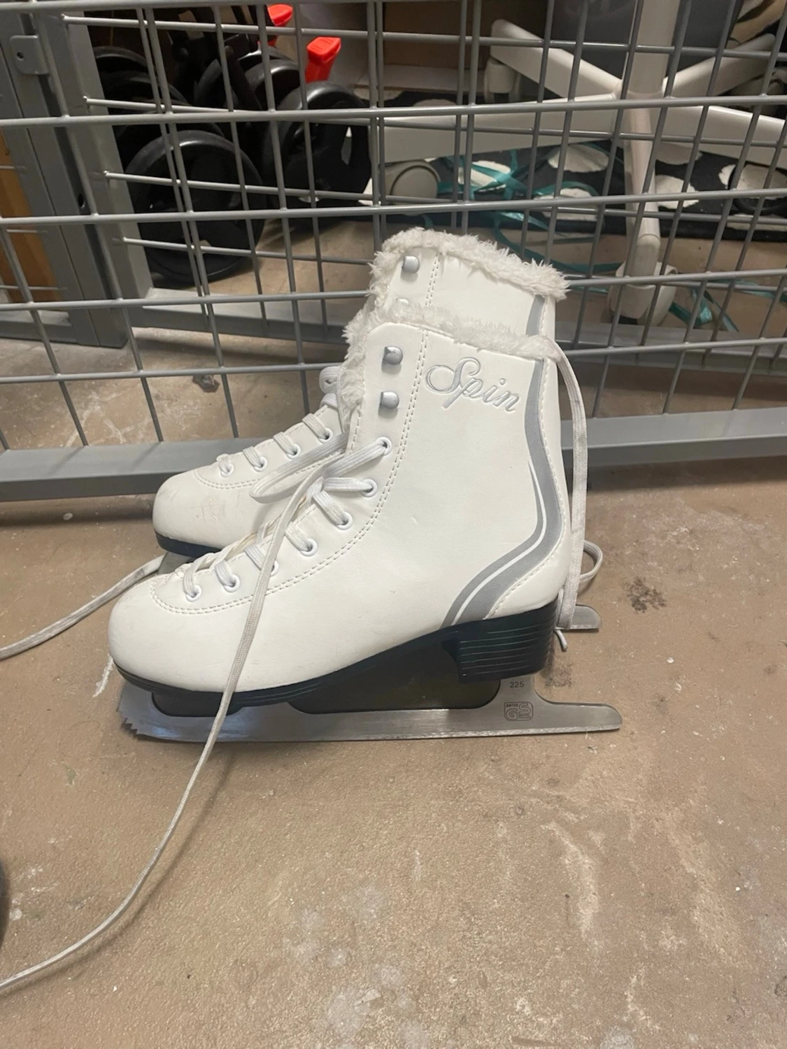 Vita skridskor från Spin med päls - 1