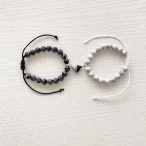 Par armband -Nytt armband görs vid varje köp! - Handgjorda av oss. Armbanden är justerbara. 💓tryck inte på köp nu då det inte blir rätt frakt (om man vill ha spårbar frakt så är det att bara säga till då vi  postar med frimärke!) 🫶🏼 Nytt armband görs vid varje köp!