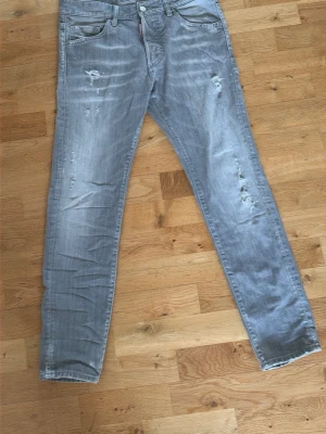 Dsquared2 jeans  - Säljer nu mina feta dsquared2 jeans då jag tycker de är lite tajta på mig men om man gillar skinny fit kommer ni älska dessa! Passar till alla stilar och är väldigt stilrena. Passar er som är mellan 175-182 cm. Skriv vid frågor eller funderingar!