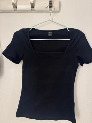 Topp  - Svart topp från SHEIN med en fyrkantig halsringning. Ganska ”liten” och kort i modellen. Passar mer Xs än S. Aldrig använd 