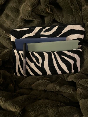 Datorfodral  - Vi är ett UF-företag som syr datorfodral efter just din dators mått  Finns i flera färger, med eller utan ficka. Hör av dig till oss om du vill beställa eller har önskemål 💕 299 kr med ficka, 279 kr utan