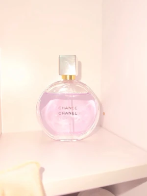 Chanel Chance Eau Splendide 50ml - Chanel Chance Eau Splendide Eau de Parfum. Volymen är 50 ml. Har använd lite men fortfarande har lådan och allt:) Orginal pris: 1522kr