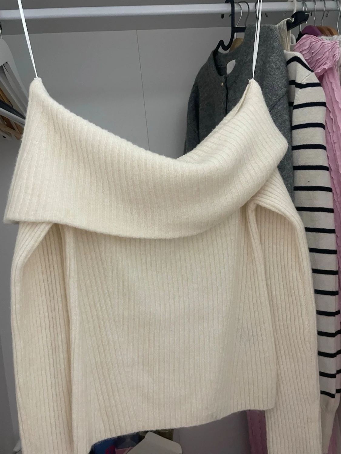 Offshoulder ribbad stickad tröja