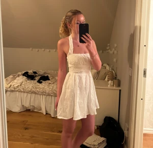 Studentklänning - Supersöt klänning som funkar perfekt till studenten, midsommar eller bara som en vanlig sommarklänning. Beställde den från Princess Polly för 100$, men valde mellan flera klänningar inför studenten och bestämde mig för en annan. Inget fel på denna och den är helt oanvänd, men väldigt dyrt med frakt och tull så onödigt att skicka tillbaka. Tänkte därför testa sälja den här istället. Hör av dig vid funderingar🩷