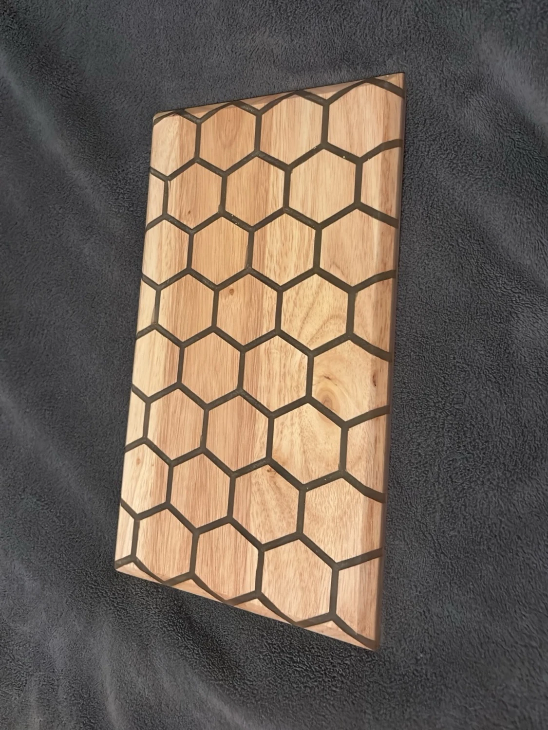 Skärbräda  med hexagonmönster och epoxy