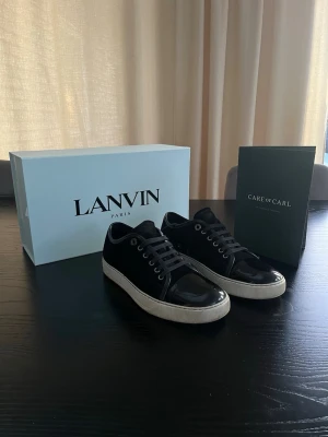 Lanvin patent  - Lanvin patent cap toe vi alla vet om och älskar🙌 storlek 39 och är i nyskick, köpta från care of Carl och box medföljer🙌 Riktigt feta och kan vara ett klockrent val till nyår eller vardags🙌 var inte rädd att fråga någonting!