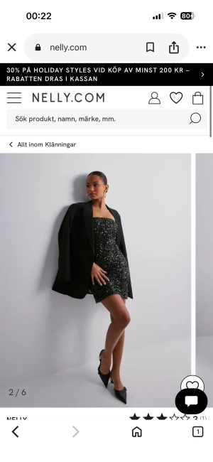 Svart glittrig tubklänning från Nelly - Snygg svart kort tubklänning från Nelly, täckt med glittriga paljetter som ger en riktigt festlig vibe. Klänningen är axelbandslös och har en tight passform som framhäver figuren. Perfekt för dig som vill sticka ut på festen! Perfekt till nyår! Endast använd förra nyår