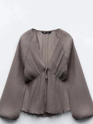 Zara blus - Jätte fin lila/grå blus som är lite genomskinlig.Endast använt 2 gånger💓